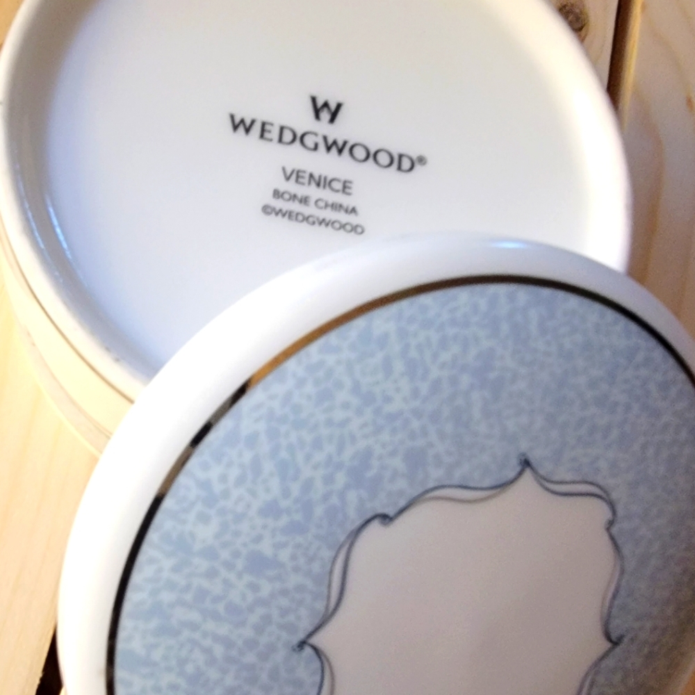 🪺 Wedgewood Venice Covered Trinket Dish - Picture 2 of 6